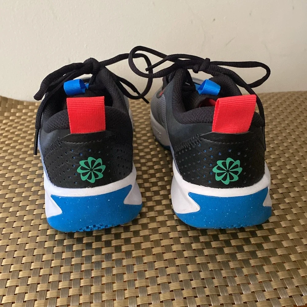 NIKE OMNI-MULTI-COURT in cool grey/photo blue-black SIZE 6.5Y - Picture 3 of 6